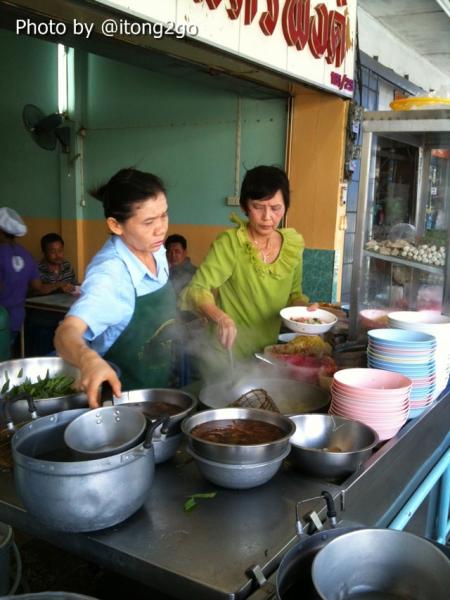 ป้าที่ลวกเส้นเป็นเจ้าของร้านเย็นตาโฟศรีพิงค์